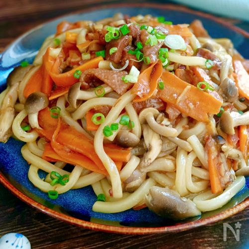 たれもめちゃウマ♡やきとり缶で甘辛焼きうどん