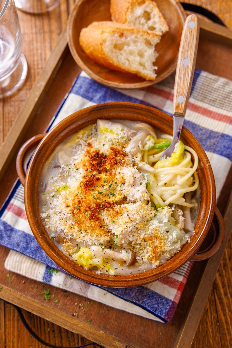 白菜とろとろ♡】チーズ香るサクサクパン粉のパスタシチュー | レシピ
