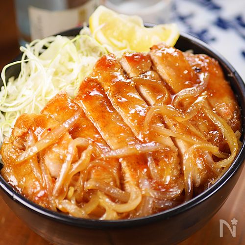 厚切り豚ロースの🥩ガーリックバタポンレモン丼🍚
