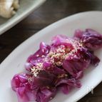 レンジで簡単！5分で華やぐもう一品♪紫キャベツのおひたし