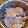 鶏もも肉と手羽元で作る。あさりの旨味を足した『タッカンマリ』の工程3