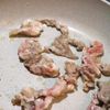 フライパン一つで作る!豚肉のガリバタパスタの工程1