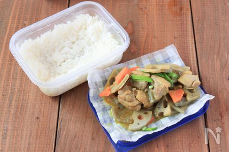 コンテナーのふたにおけば、おかず＆ご飯として食べることもで