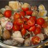 鶏もも肉とあさりとトマトの酒蒸しの工程4