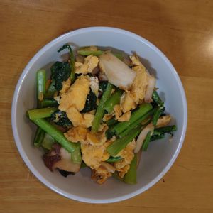 海の作ってみた!投稿(ご飯に合う副菜♪小松菜とキノコの中華たまご炒め)