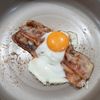 お手軽ごちそう♪バジル香るベーコンエッグ丼の工程2
