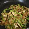 5分で激うま【ピーマンと舞茸のおかかバター炒め】旨味たっぷりの工程3