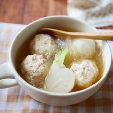『うどんスープ』でかぶと鶏団子の春雨スープ