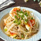 抱えて食べたい♪【もやたまサラダ】