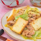 厚揚げとキャベツと豚バラのにんにく味噌炒め