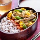 ヘルシーでコクうま♪【豚肉炒め弁当】｜一点豪華なラクうま弁当vol.15