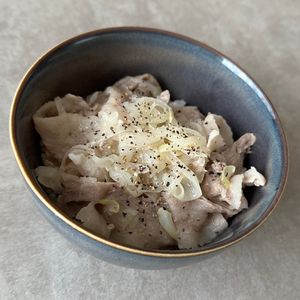 こんこんの作ってみた!投稿(簡単なのに激うまっ！レンジでネギ塩豚丼)
