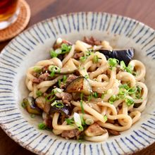 なすとひき肉の焼きうどん