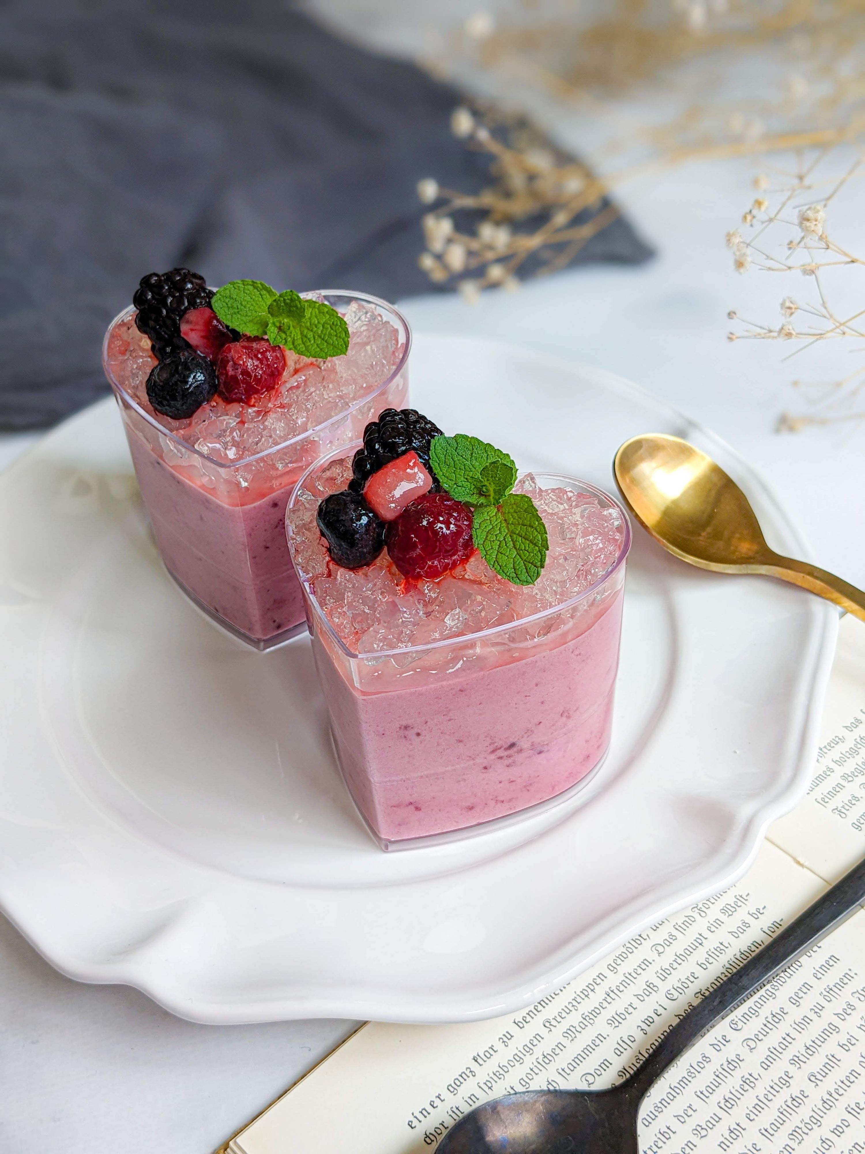 冷やすまで10分♪】なめらかベリームース ワインジュレのせ | レシピ