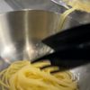【混ぜるだけ】しらすと小松菜の和風パスタの工程1