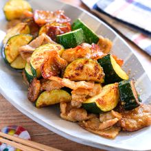 【豚バラと厚切りズッキーニのにんにく醤油炒め】食材２つで！