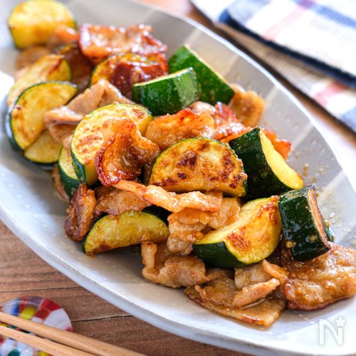 【豚バラと厚切りズッキーニのにんにく醤油炒め】食材２つで！
