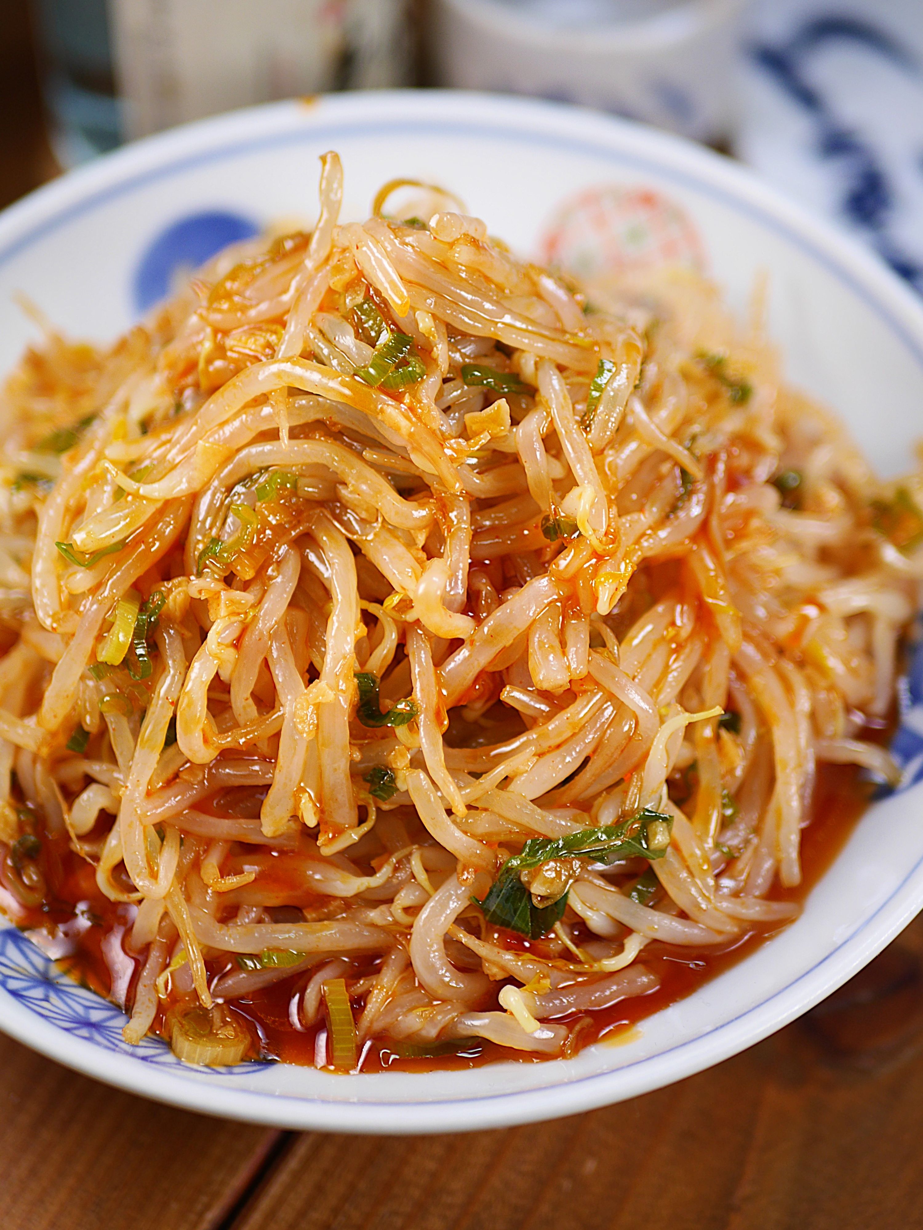 行列のラーメン屋さんの🍜特製赤マー油☆ピリ辛もやし☆🤩☆ | レシピ