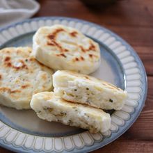 フライパンで簡単♪バジルチーズ米粉パン