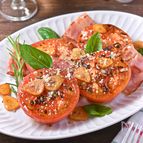 うま味凝縮！トマトステーキ｜食欲そそる香ばしにんにく添え