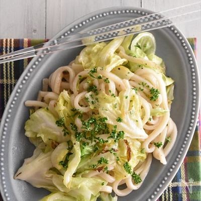 春キャベツとアンチョビのパスタ風焼きうどん♪