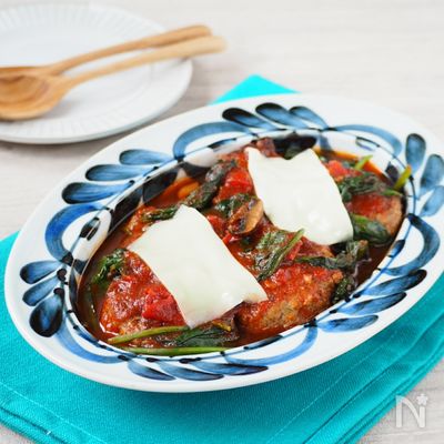 簡単ご馳走！チーズとほうれん草のトマト煮込ハンバーグ