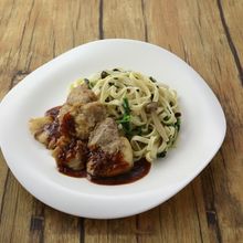 ポークソテー 焦がしキャラメルきのこソース ほうれん草ときのこのペペロンチーノ添え