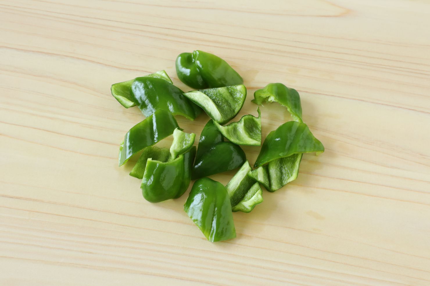 ピーマンの乱切り - 野菜の切り方/料理の基礎 | レシピサイトNadia