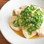 蒸し鶏のにらとねぎだれまみれ