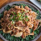 【ほうれんそうのコク旨オイスター豚こまのせ】スタミナ満点！