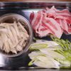 行列のどんぶり亭の🍚豚バラごぼうの柳川風卵とじすき煮丼🤩の工程1