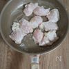 コク旨◎【鶏むねれんこんきのこのオイスターバター炒め】の工程2