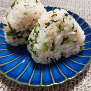 よっこの作ってみた!投稿(我が家の最強おにぎり
やみつき天かす塩こんぶおにぎり)