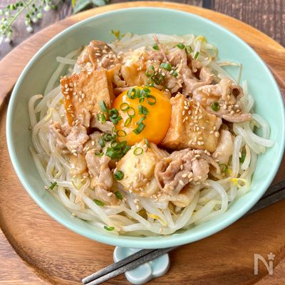 包丁いらず！5分で完成♪『豚こまとちぎり厚揚げのうまみそ丼』