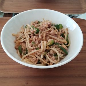 ゆの作ってみた!投稿(【ひき肉ともやしのとろ旨中華丼】パパッと10分！節約おかず♪)