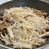 ごはんがすすむ♪【3種きのことちくわの甘辛きんぴら】の工程2