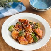 ＼ワンパンで／鶏むね肉の唐揚げとブロッコリーのコク旨黒酢だれ