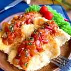 簡単節約♡【鶏むね肉のチーズパン粉焼き ミニトマトソース】