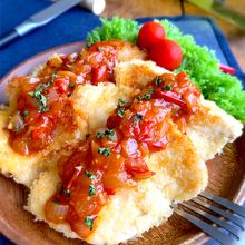 簡単節約♡【鶏むね肉のチーズパン粉焼き ミニトマトソース】