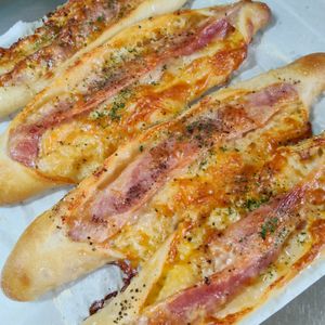 LIAMの作ってみた!投稿(短時間で作れるのに感動される『ベーコンチーズフランス』)
