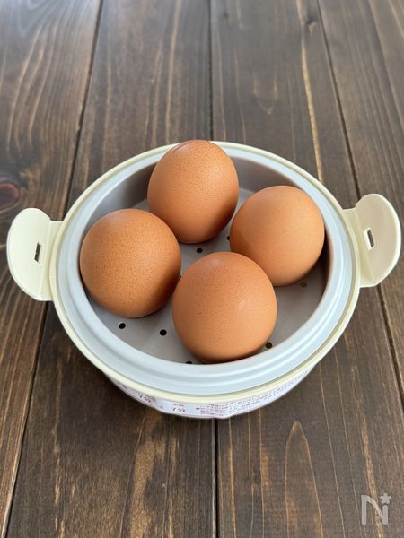 スリーコインズの「ゆでたまごメーカー」に卵をセットしたところ
