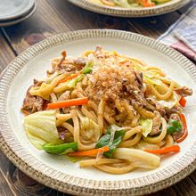 【蒸し焼きでもっちり♡子どもも絶賛】絶品焼きうどん