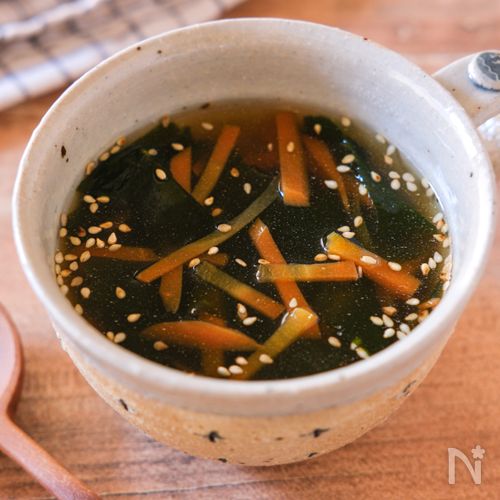 【にんじんとわかめのごま中華スープ】あっさりおいしい♪