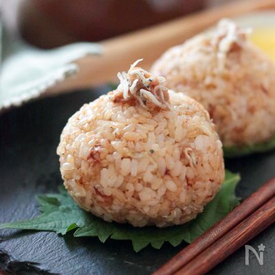 ちりめんじゃことかつお節の梅のっけ醤油おにぎり