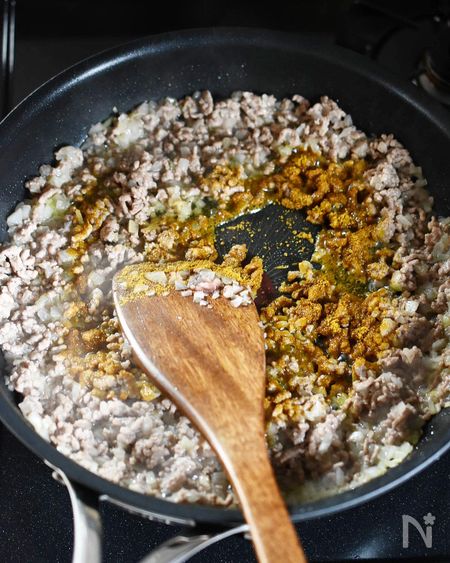 カレー粉を加えてさらに炒める