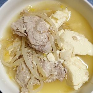 猫の作ってみた!投稿(【豚こま肉ともやしの豚汁】食材３つ！簡単おいしいコスパ◎)