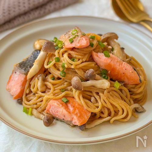 簡単で美味しい！バター醤油香る【鮭ときのこの和風パスタ】