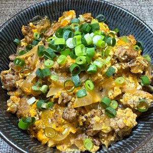 楽ラク手抜キッチン🐶🐾の作ってみた!投稿(時短＆節約レシピ】ひき肉でパパッと玉子とじ丼！)