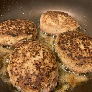 smkcの作ってみた!投稿(【絶品チーズINハンバーグ】簡単デミソース♡肉汁が溢れ出る！)