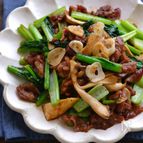牛こまと小松菜と舞茸のにんにくバター炒め